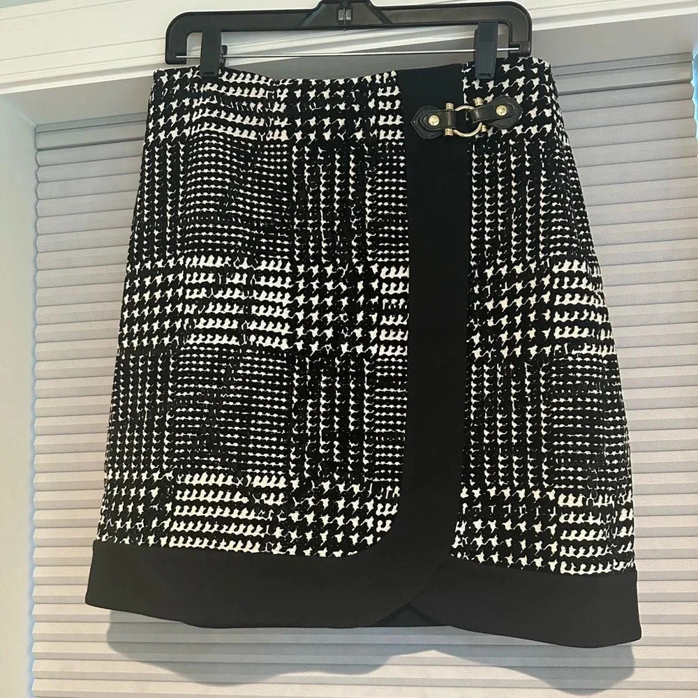 Carlisle black and white dress with metal buckle accent size 10 (sku B-15)